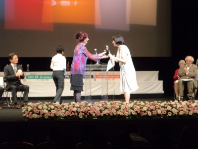 Dahee Jeong receiving her prize