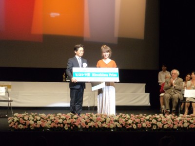 Réka Bucsi receiving her prize